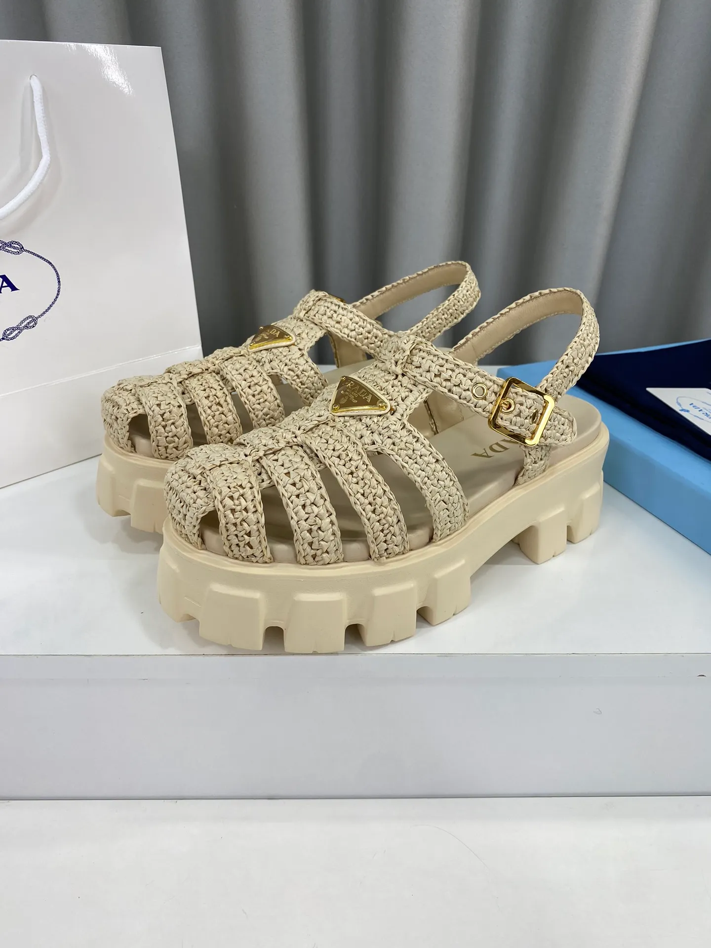 👟👟Ex-factory price 600👟👟 Prada’s latest bamboo cage weaving thick-soled triangle buckle sandals☑️ Latest environmentally friendly PP material, fully handmade crochet, just like knitting sweaters, slow work and meticulous work, retro fashionable thick-soled shoes, with woven uppers, making the whole pair of shoes light and comfortable, bright colors, satisfying a variety of choices for fashionable people with different styles! The iconic metal triangle logo is paired with the shape of ancient beach sandals. Every design element is fashionable! Size: Women's 35-39 (34, 40, custom-made, non-returnable) Full set of counter original packaging